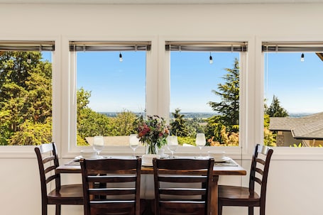 Dining. Dundee Hills Horizon | 2BR Suite, Hot Tub & Views