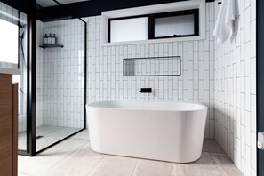 Dusche, Haartrockner, Handtücher