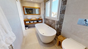 Douche, séchoir à cheveux, serviettes fournies