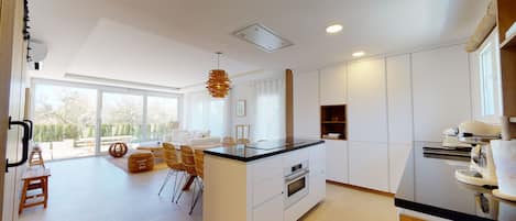 Coffee/tea maker, fridge, microwave, oven