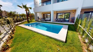 Il s’agit d’une résidence moderne dotée d’une piscine, d’un espace extérieur aménagé et offrant une vue sur le quartier environnant.
