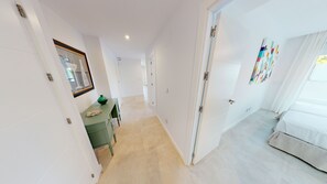 3 habitaciones, tabla de planchar con plancha y ropa de cama