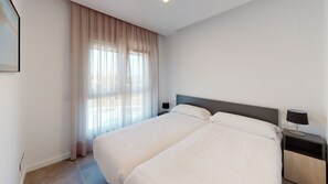 2 chambres, fer et planche à repasser, draps fournis