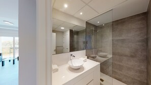 Dusche, Haartrockner, Handtücher