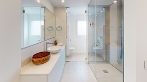 Shower, hair dryer, towels - Tansy by ON Travel (Oliva)