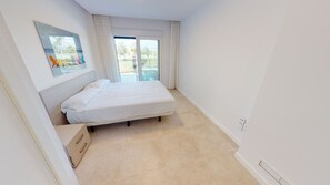 3 室のベッドルーム、アイロン / アイロン台、WiFi (無料)、ベッドシーツ