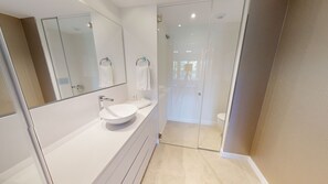 Douche, serviettes fournies