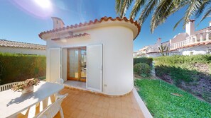 Outdoor dining - Amara by ON Travel (Oliva)