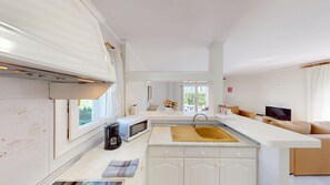 Refrigerador, microondas, horno, cafetera/tetera