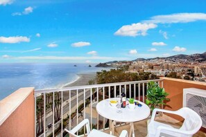 Outdoor dining - Seafront Apartment with Parking (Almuñécar)