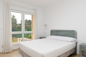 3 chambres, fer et planche à repasser, literie fournie