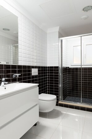 Shower, hair dryer, towels - Seraph by ON Travel (Oliva)