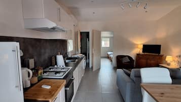 Een koelkast, een microgolfoven, een oven