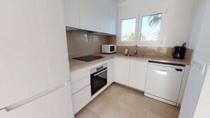 Een koelkast, een microgolfoven, een oven, een kookplaat