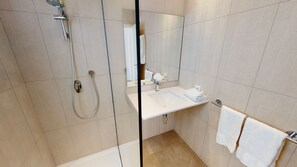 Douche, sèche-cheveux, serviettes fournies