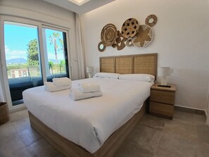 Tabla de planchar con plancha, wifi gratis, ropa de cama