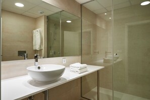 Een douche, een haardroger, handdoeken