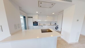 Kühlschrank, Mikrowelle, Ofen, Geschirrspüler