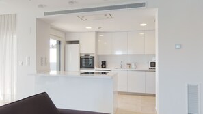 Fridge, microwave, oven, dishwasher - Pinecrest by ON Travel (Oliva)