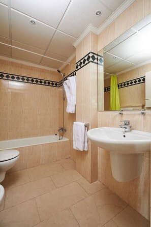 Ein Badezimmer mit Badewanne, Waschbecken und Toilette.