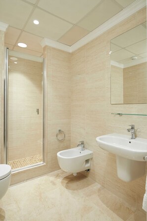 Douche, serviettes fournies