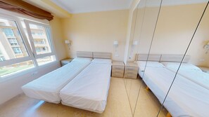 2 Schlafzimmer, Bügeleisen/Bügelbrett, Bettwäsche
