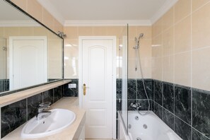 Een douche, een haardroger, handdoeken