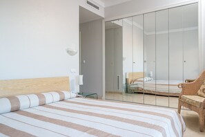 3 bedrooms, iron/ironing board, bed sheets