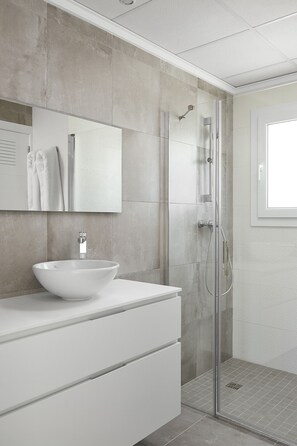 Dusche, Haartrockner, Handtücher