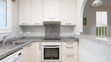 Een koelkast, een microgolfoven, een oven, een vaatwasser