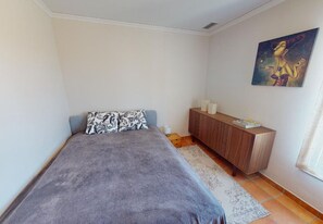 2 chambres, fer et planche à repasser, Wi-Fi gratuit, draps fournis