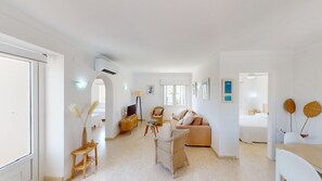 2 bedrooms, iron/ironing board, bed sheets