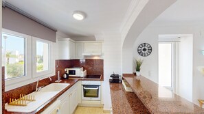 Kylskåp, mikrovågsugn, ugn och diskmaskin