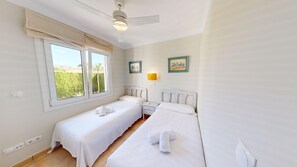 3 dormitorios, tabla de planchar con plancha, ropa de cama