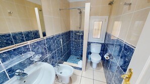 Douche, serviettes fournies