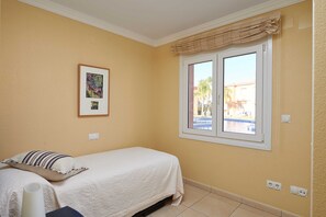 3 chambres, fer et planche à repasser, Wi-Fi gratuit, draps fournis