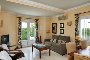 TV - Svelte by ON Travel (Oliva)