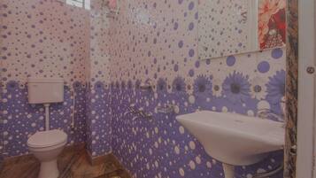 Standard Double Room | Bathroom | Shower, free toiletries, towels