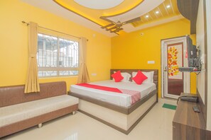 Standard Double Room | Bed sheets - Super OYO Kalpana Residency Inn (Jalpaiguri)
