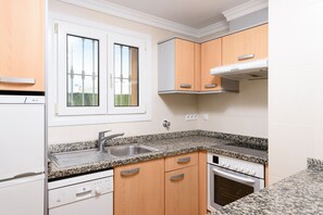 Kjøleskap, mikrobølgeovn, ovn og oppvaskmaskin