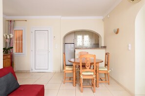 Un espacio habitable compacto con comedor, cocina y entrada independiente.