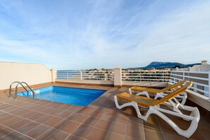 A rooftop pool with a view of the sea and mountains. - Denia Beachfront apartment by ON Travel (Denia)