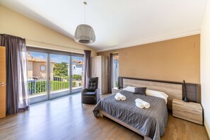 4 soverom, strykejern/-brett og sengetøy