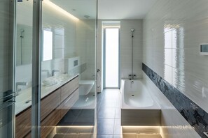 Douche, séchoir à cheveux, serviettes fournies