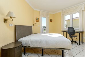 3 bedrooms, iron/ironing board, bed sheets