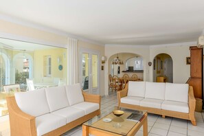 TV - Villa Mediterráneo by ON Travel (Oliva)