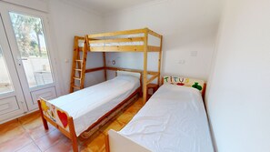 3 bedrooms, iron/ironing board, bed sheets