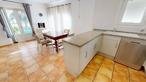 Kylskåp, mikrovågsugn, ugn och spishäll