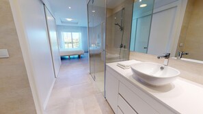Dusche, Haartrockner, Handtücher