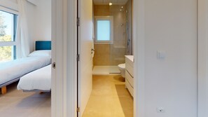 Een douche, een haardroger, handdoeken